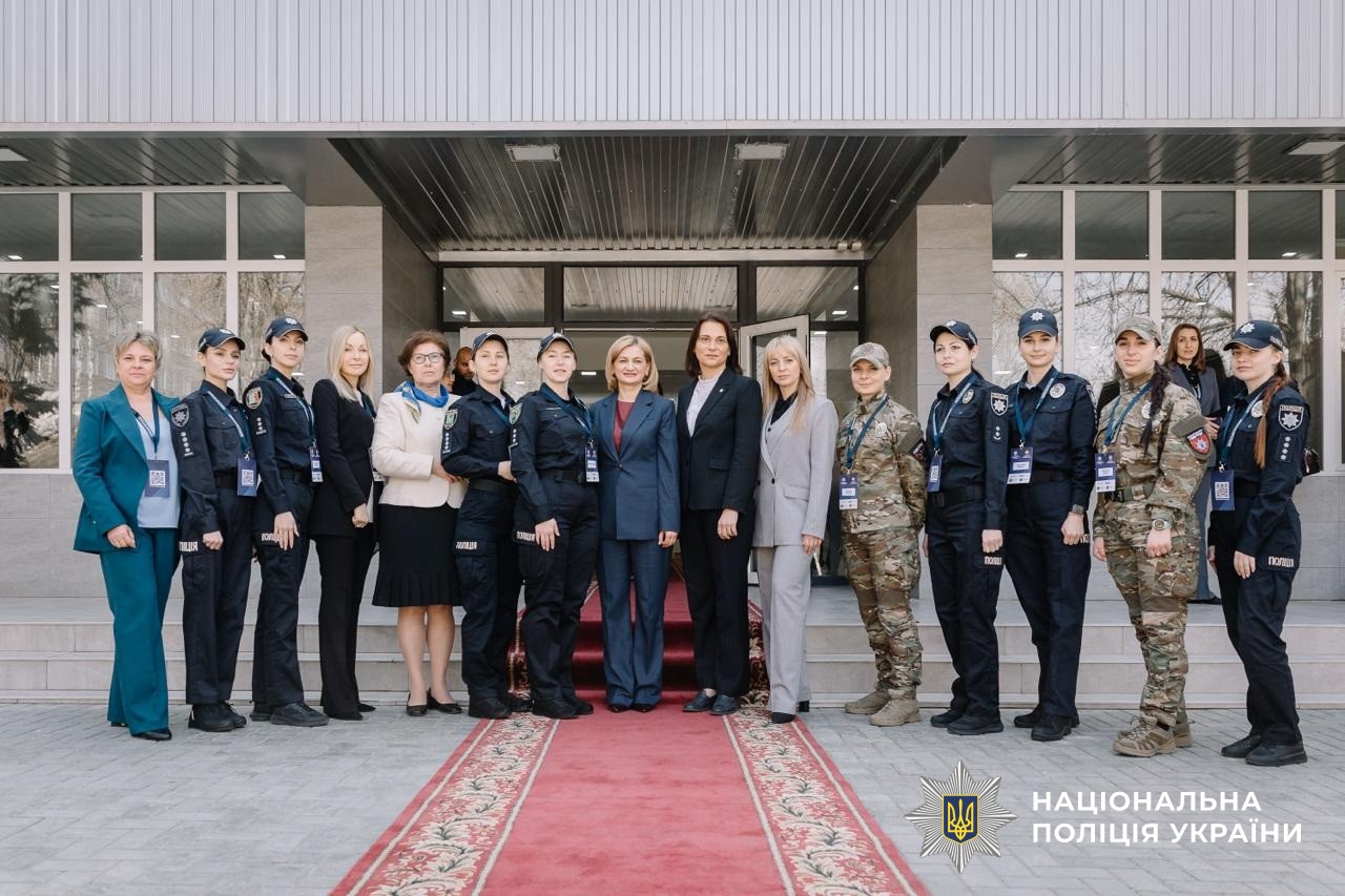 Українські жінки-поліцейські представили унікальний досвід служби під час війни на міжнародній конференції у Молдові