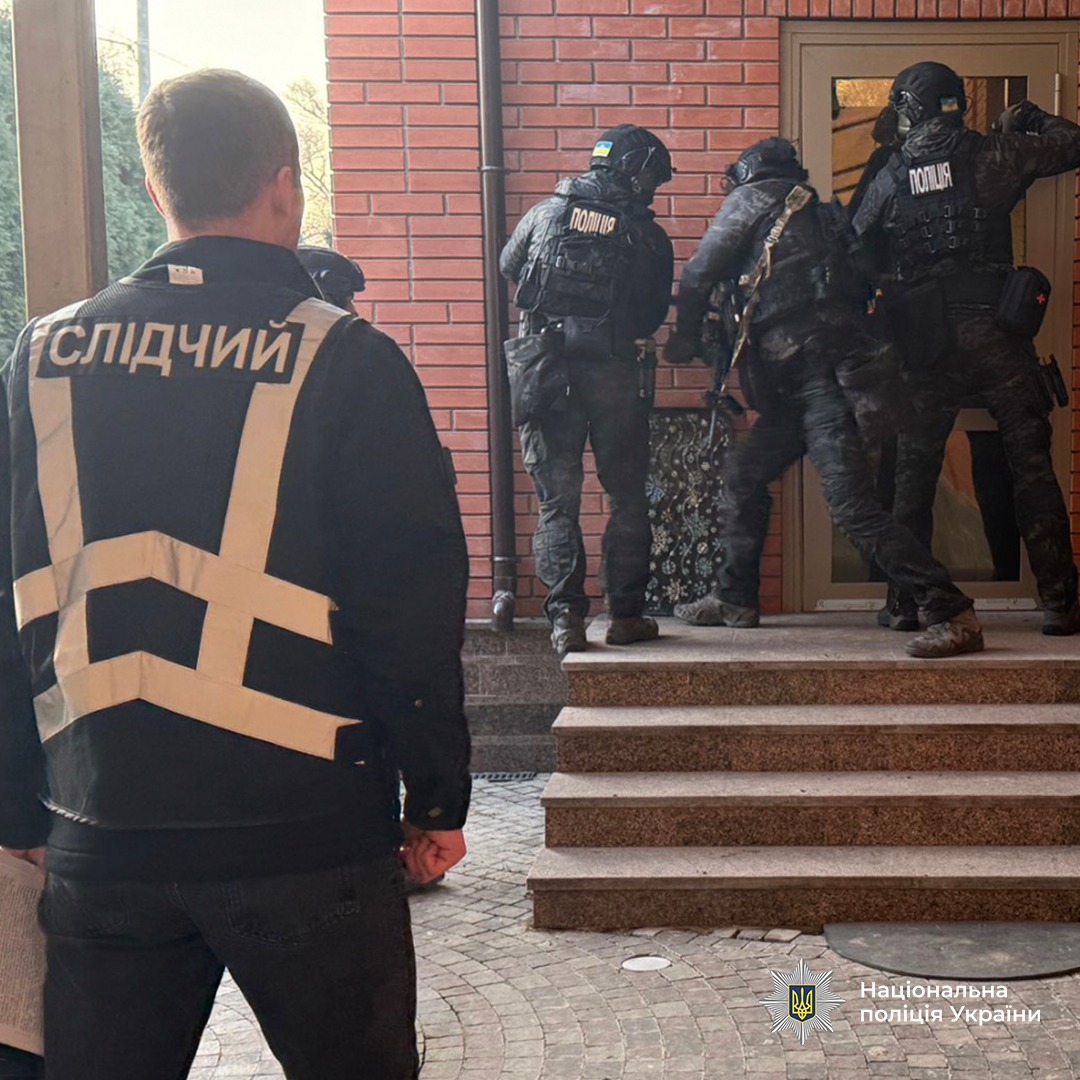 На фото зображений поліцейський та спецпризначенці.