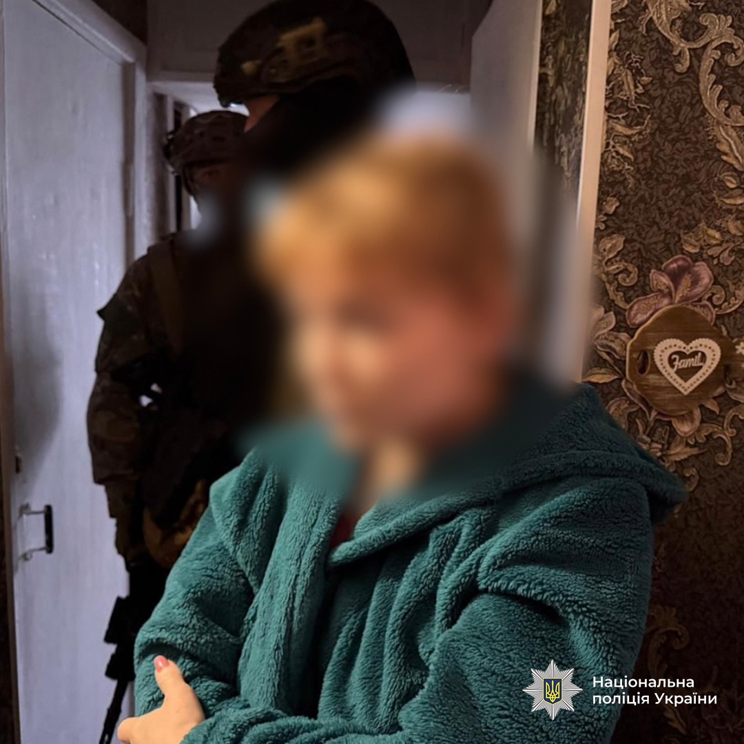 На фото фігурантка у справі та спецпризначенці.