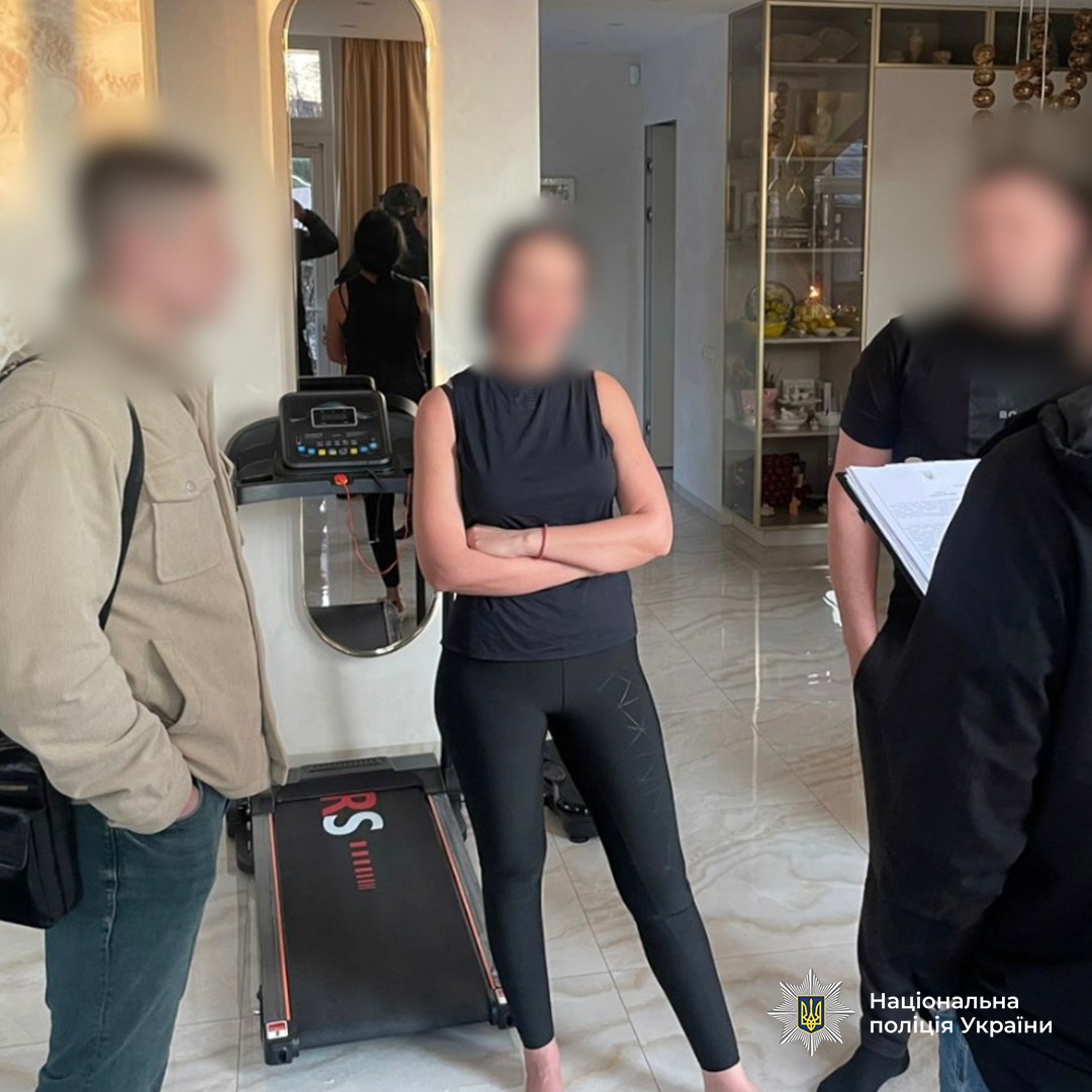 На фото поліцейські та фігуранти під час обшуків.