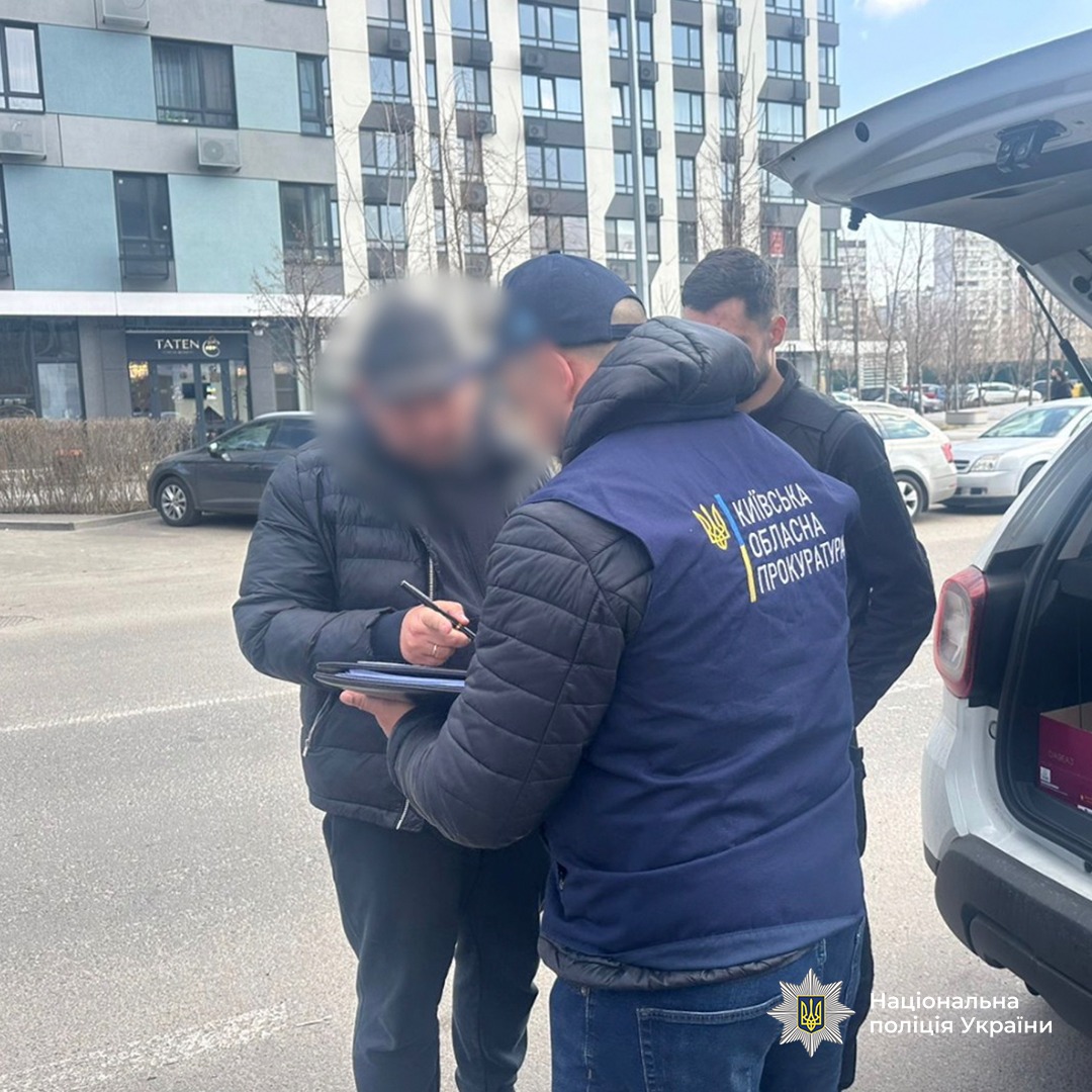 На фото працівник прокуратури та фігурант.