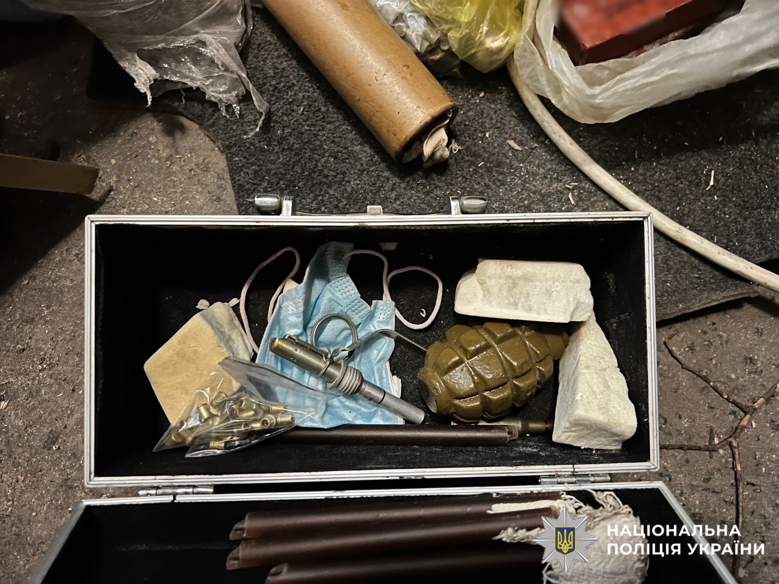 На фотографії зображено виявлені та вилучені речові докази.