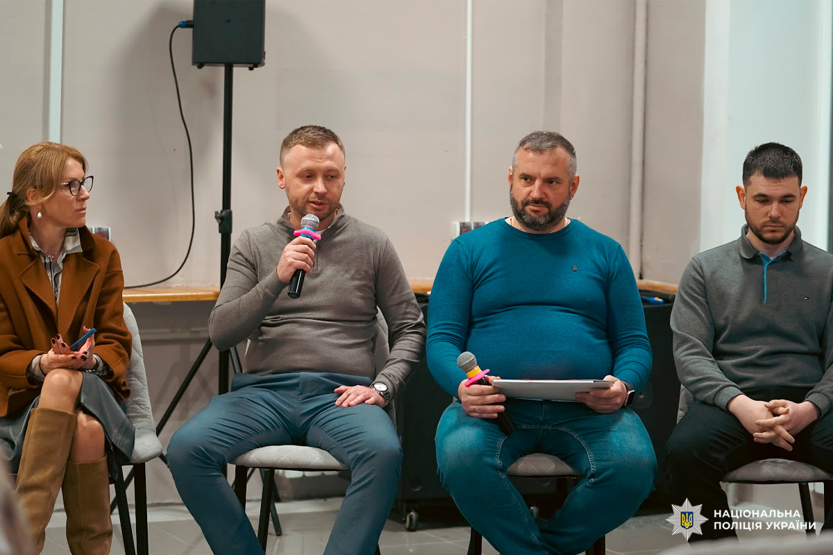 Четверо людей сидять у ряд під час панельної розмови