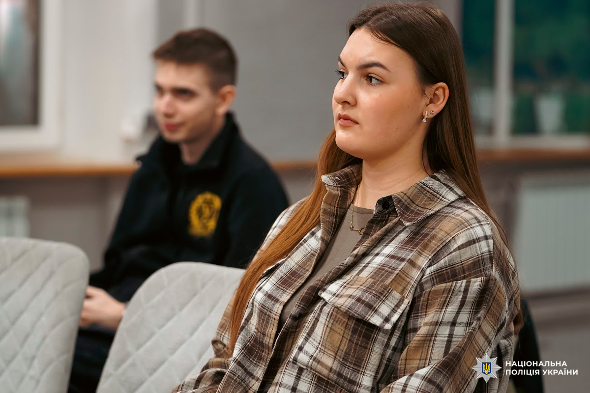 Двоє слухачів у класі, один у картатій сорочці