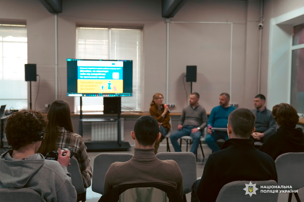 Коло учасників семінару, на екрані презентація українською