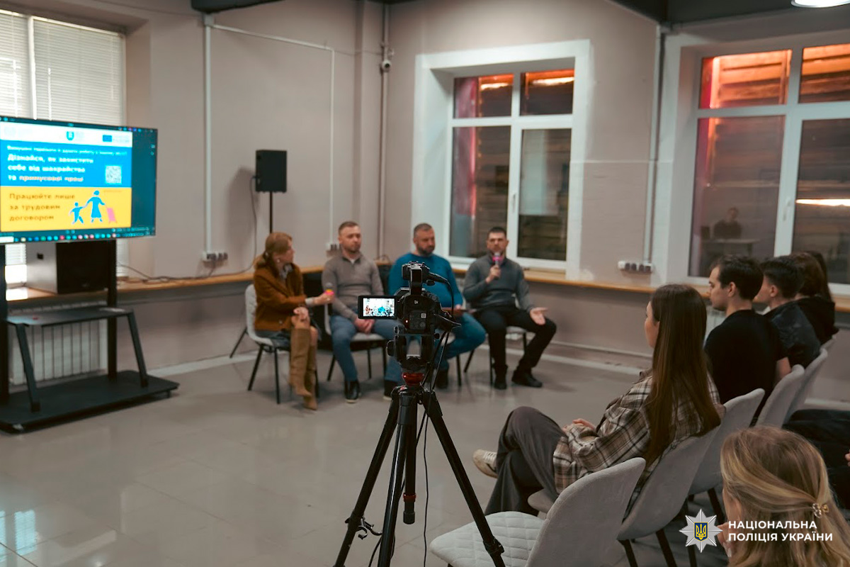 Обговорення з аудиторією, камера записує виступ чотирьох спікерів