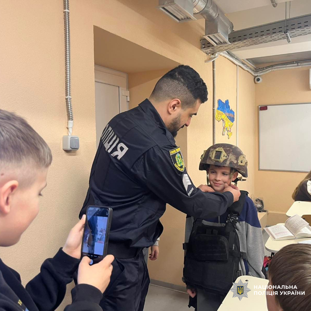 Поліцейські Слобідського району Харкова провели для школярів урок безпеки дорожнього руху