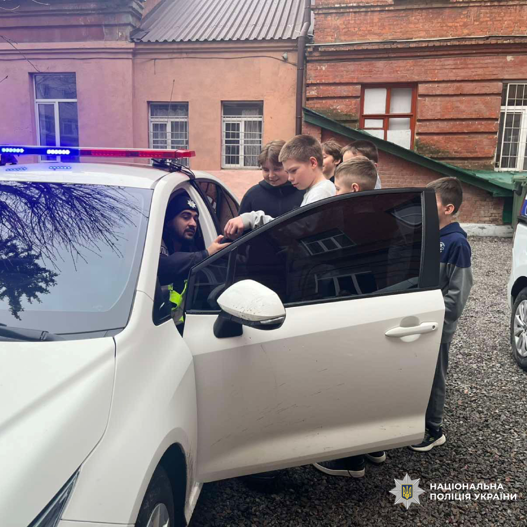 Поліцейські Слобідського району Харкова провели для школярів урок безпеки дорожнього руху