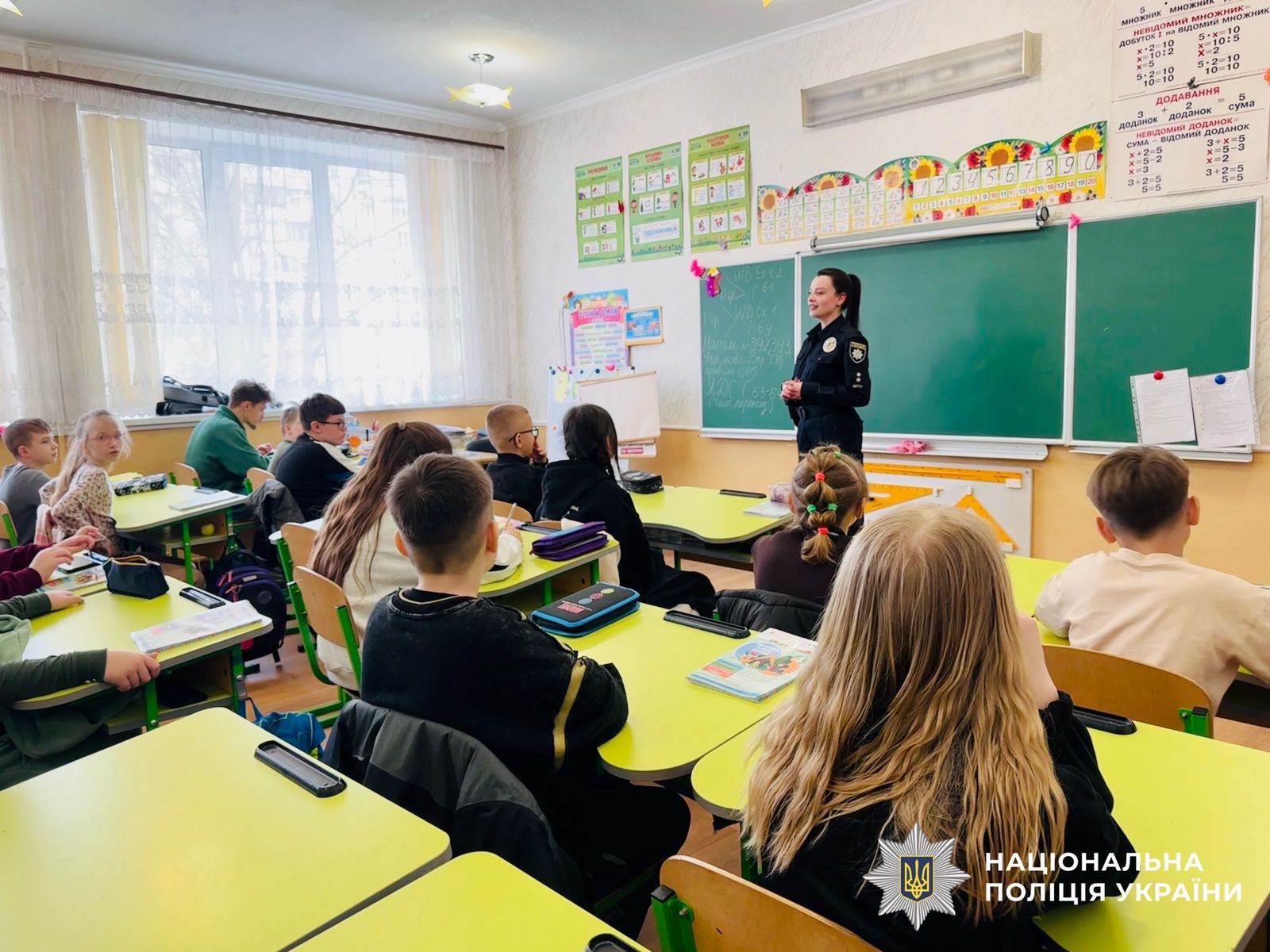 На фото поліцейська проводить заняття