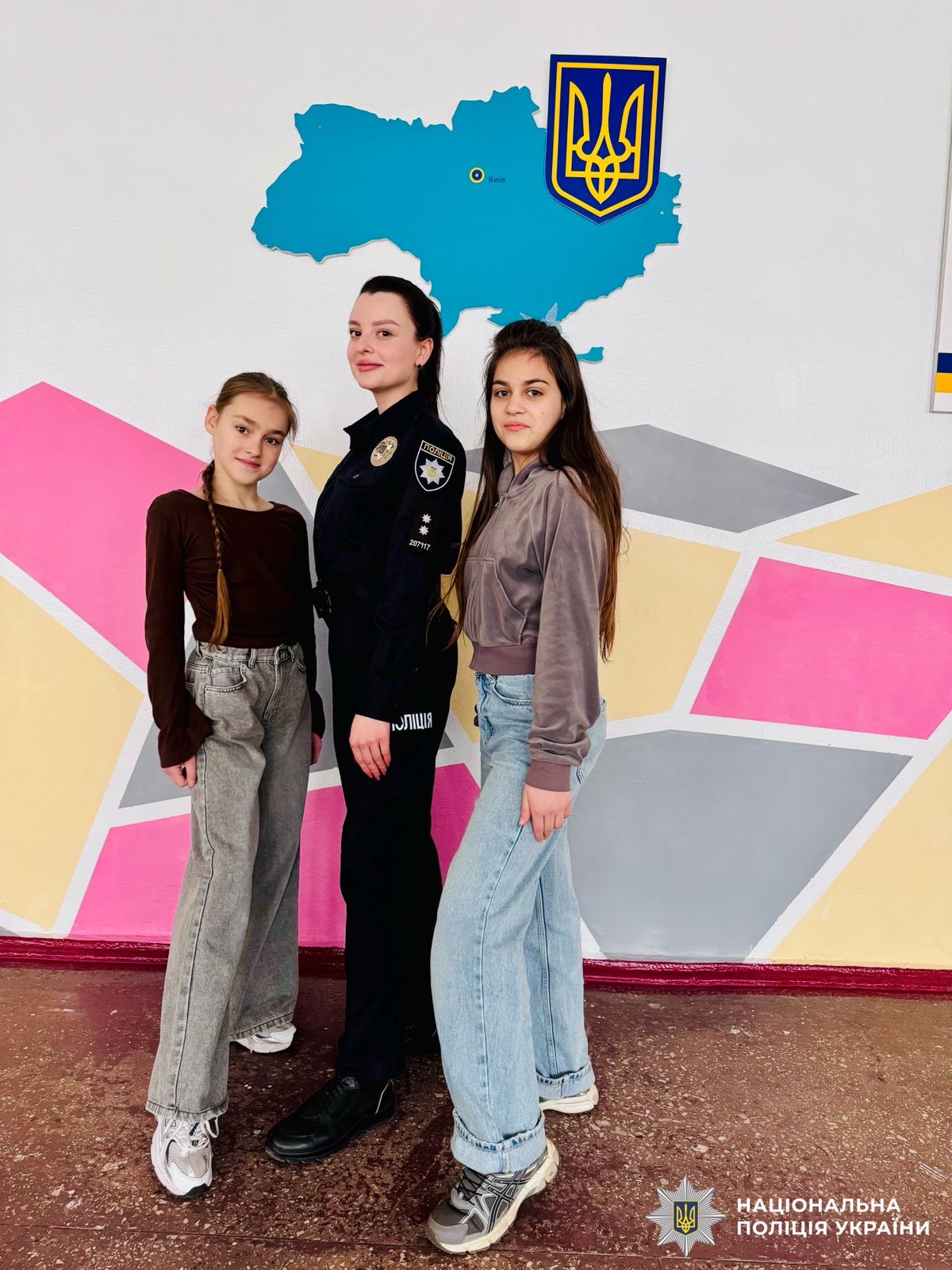 На фото зображена поліцейська з дітками