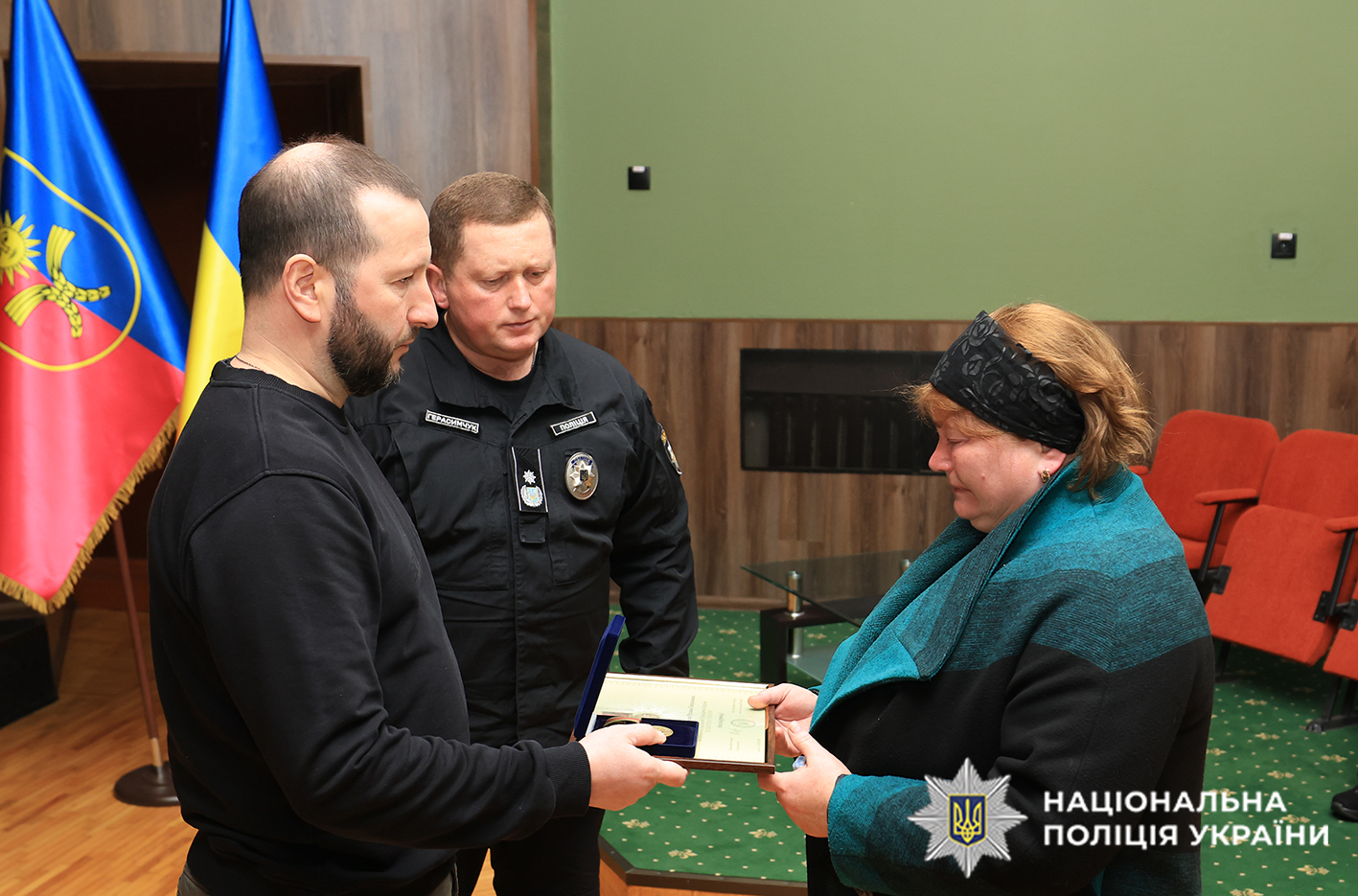 На Хмельниччині рідні поліцейських, які загинули в боях за Україну, отримали їхні посмертні нагороди