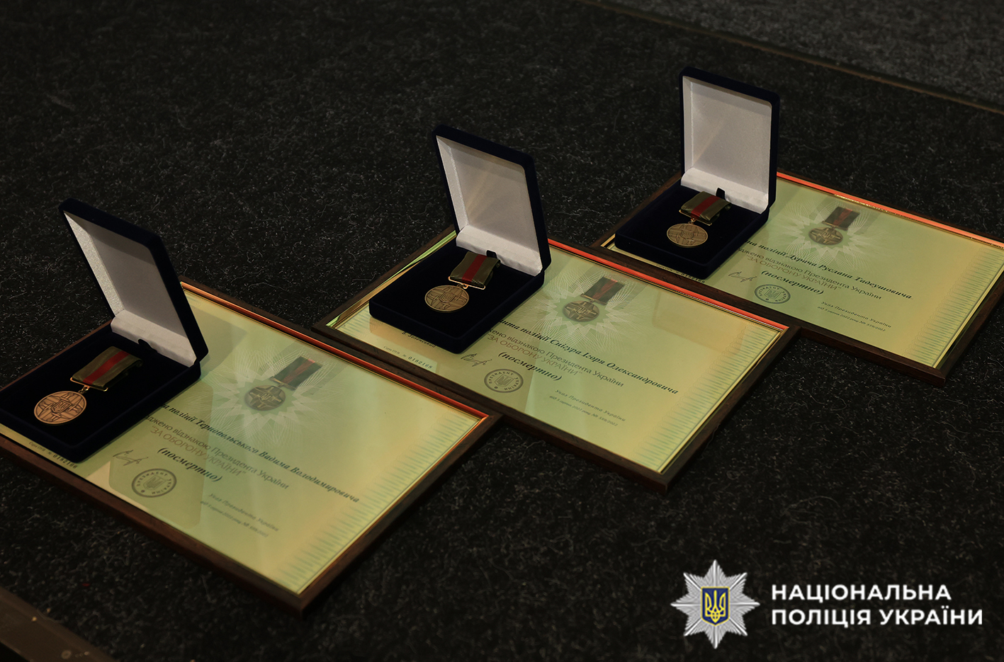 На Хмельниччині рідні поліцейських, які загинули в боях за Україну, отримали їхні посмертні нагороди