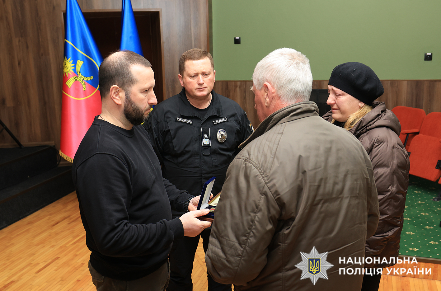 На Хмельниччині рідні поліцейських, які загинули в боях за Україну, отримали їхні посмертні нагороди
