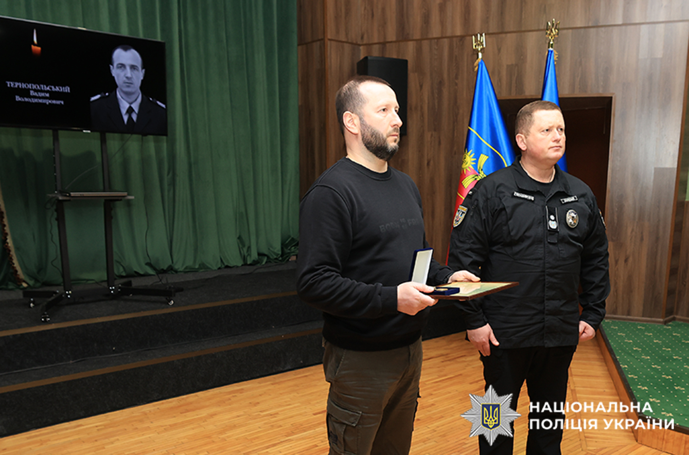 На Хмельниччині рідні поліцейських, які загинули в боях за Україну, отримали їхні посмертні нагороди