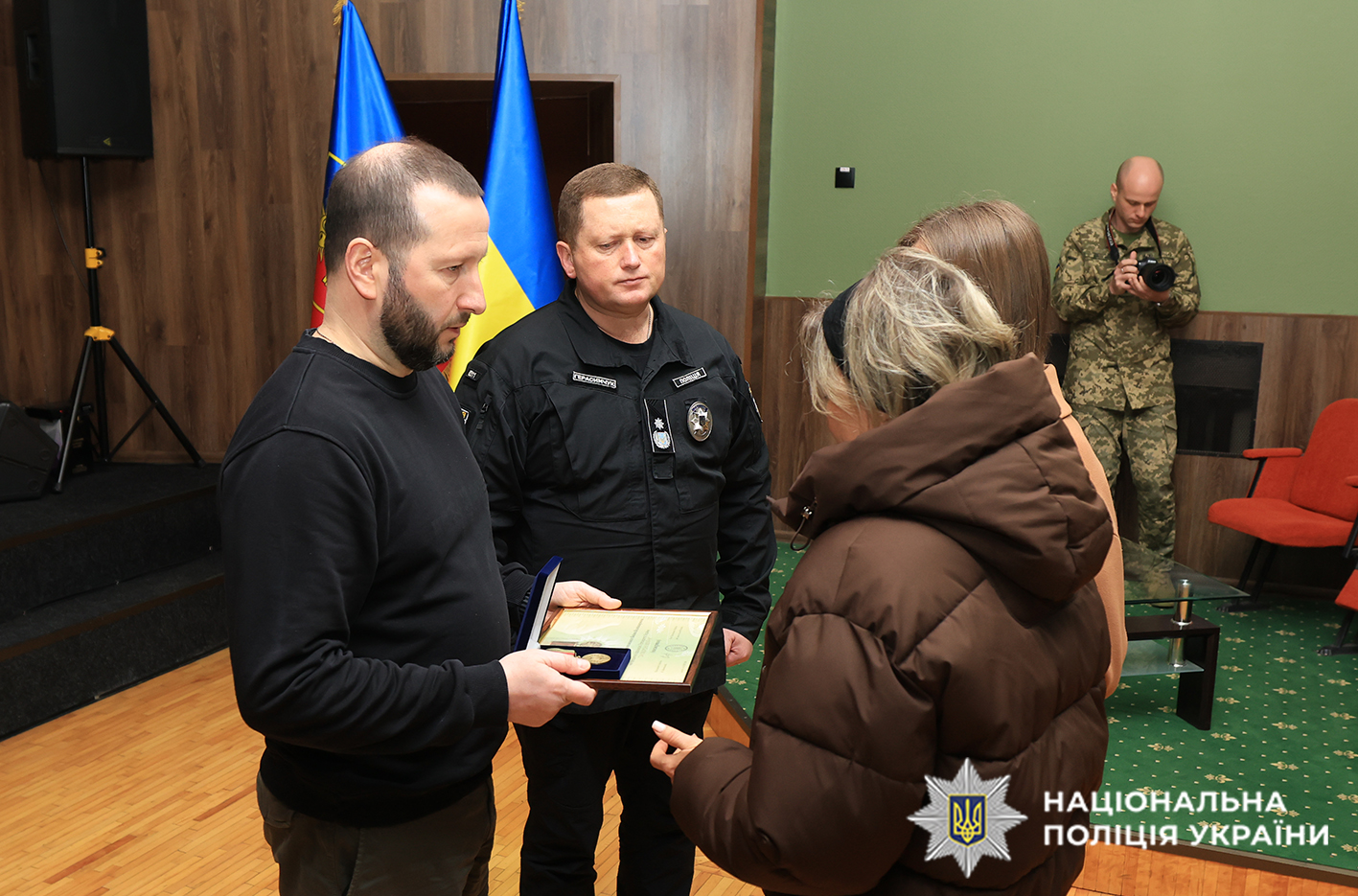 На Хмельниччині рідні поліцейських, які загинули в боях за Україну, отримали їхні посмертні нагороди
