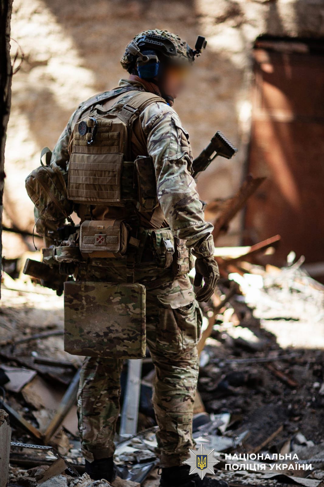 На фотографії зображено боєць  зведеного загону полку поліції особливого призначення КОРД (стрілецький)