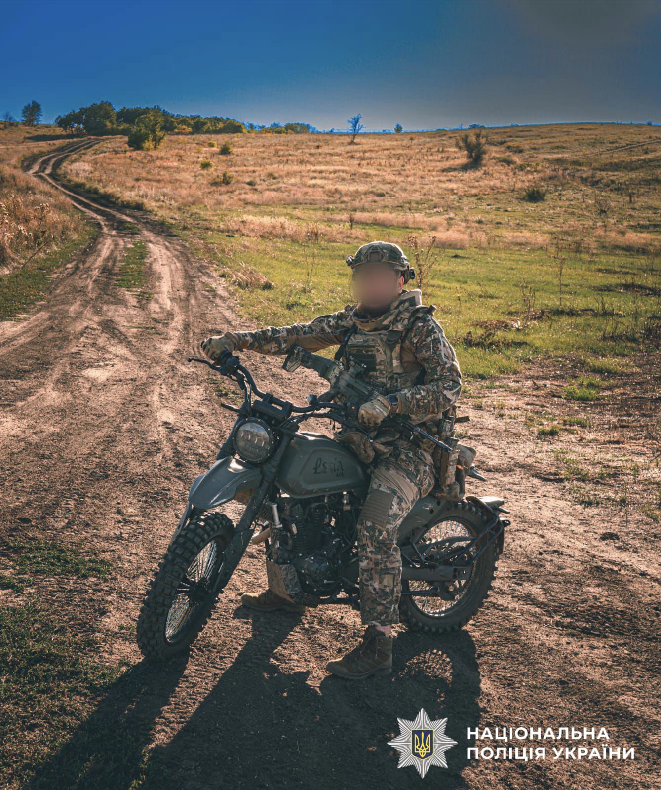 На фотографії зображено боєць  зведеного загону полку поліції особливого призначення КОРД (стрілецький)