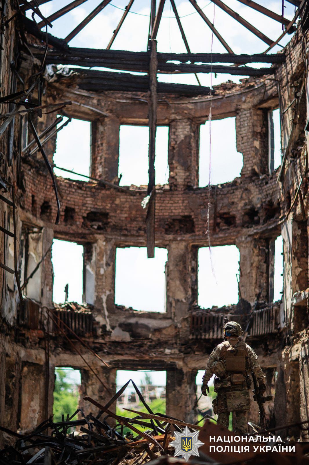 На фотографії зображено боєць  зведеного загону полку поліції особливого призначення КОРД (стрілецький)