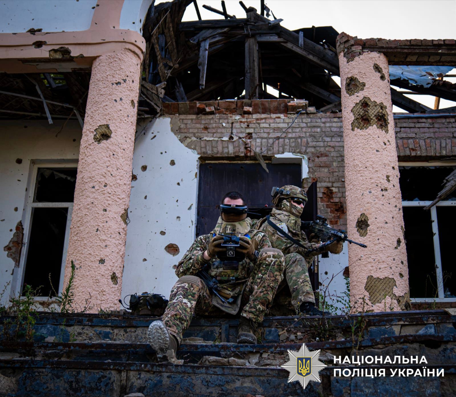 На фотографії зображено бійці зведеного загону полку поліції особливого призначення КОРД (стрілецький)