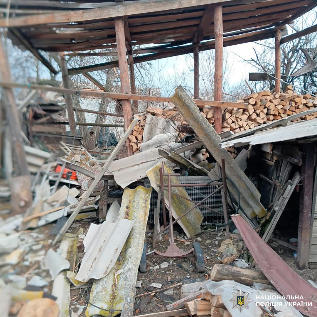 Зруйнована дерев’яна господарська споруда з обваленим дахом та уламками.