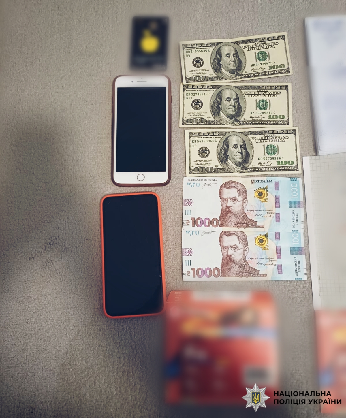 На фото вилучені докази.