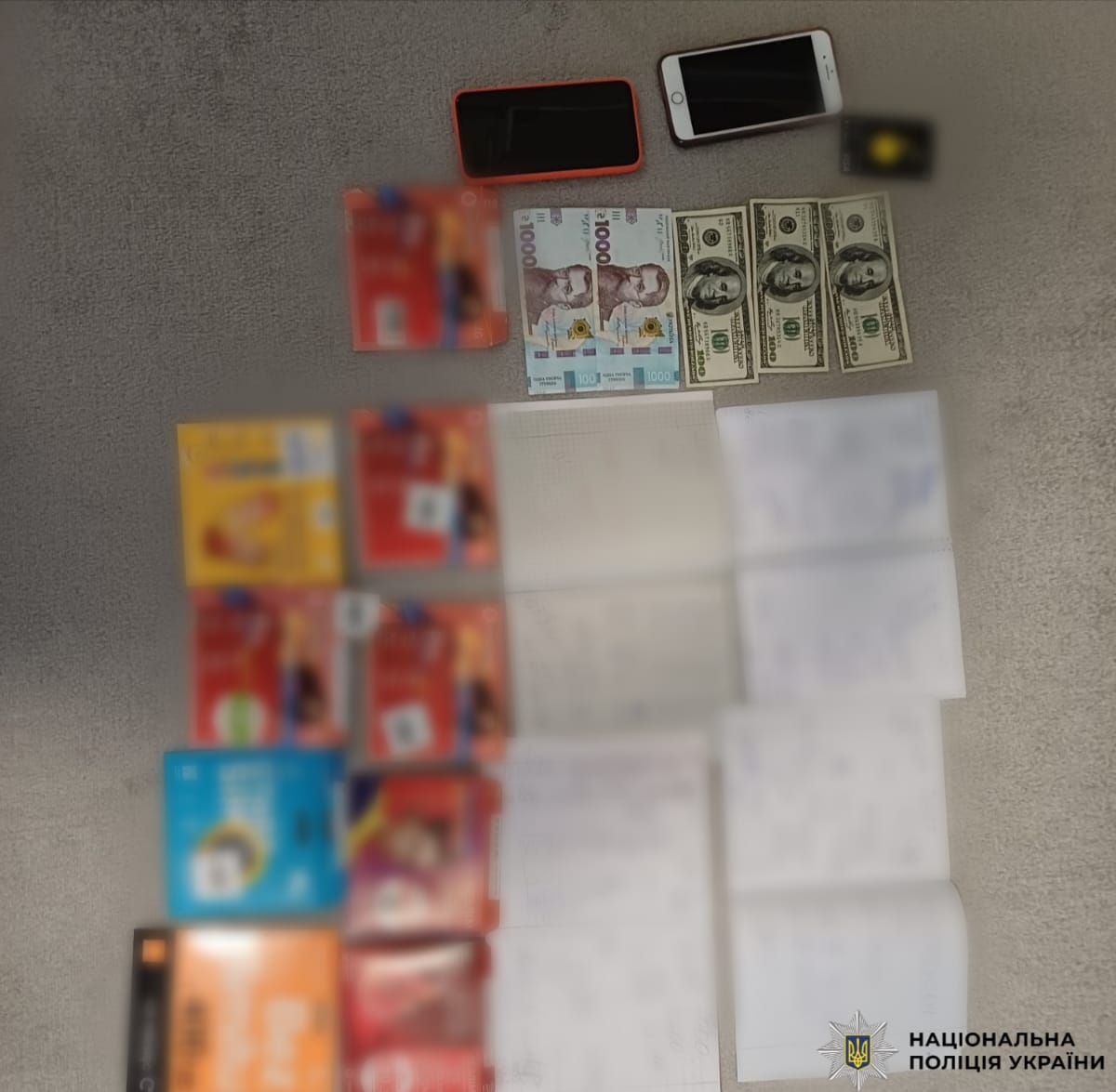 На фото вилучені докази.