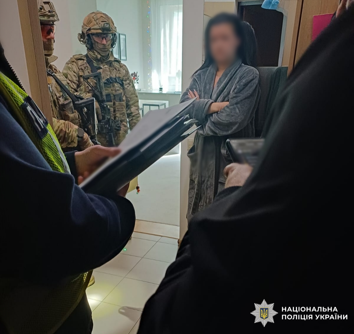 На фото правоохоронці та фігурантка.