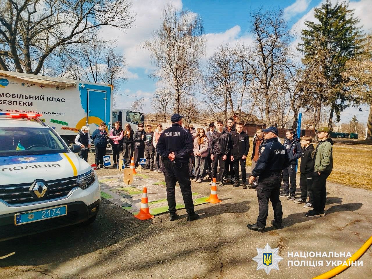 На фото учасник заходу та правохоронці.