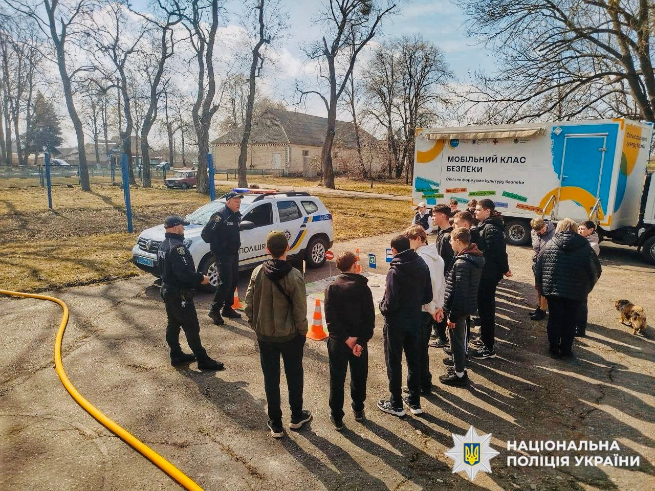 На фото учасник заходу та правохоронці.