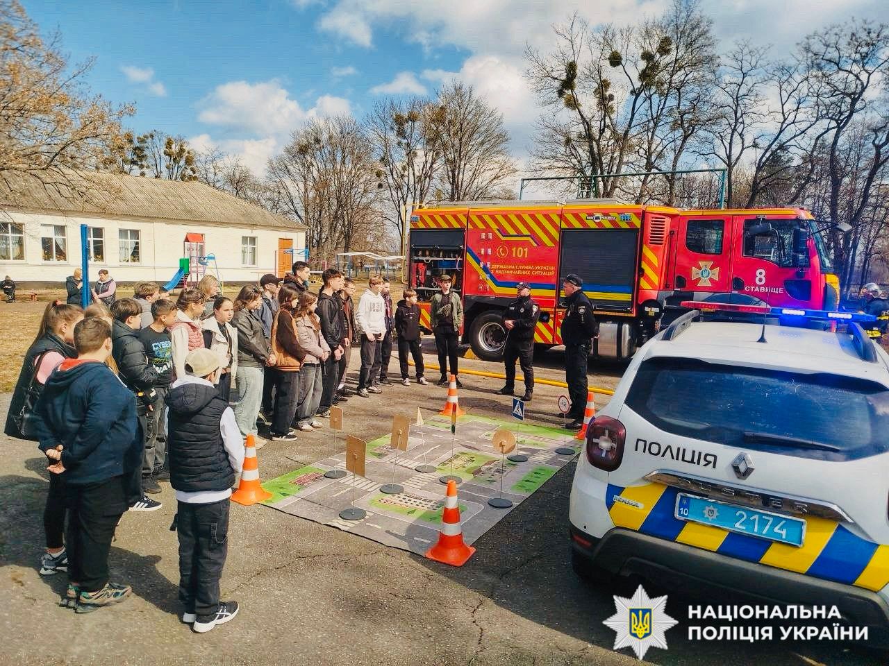 На фото учасник заходу та правохоронці.