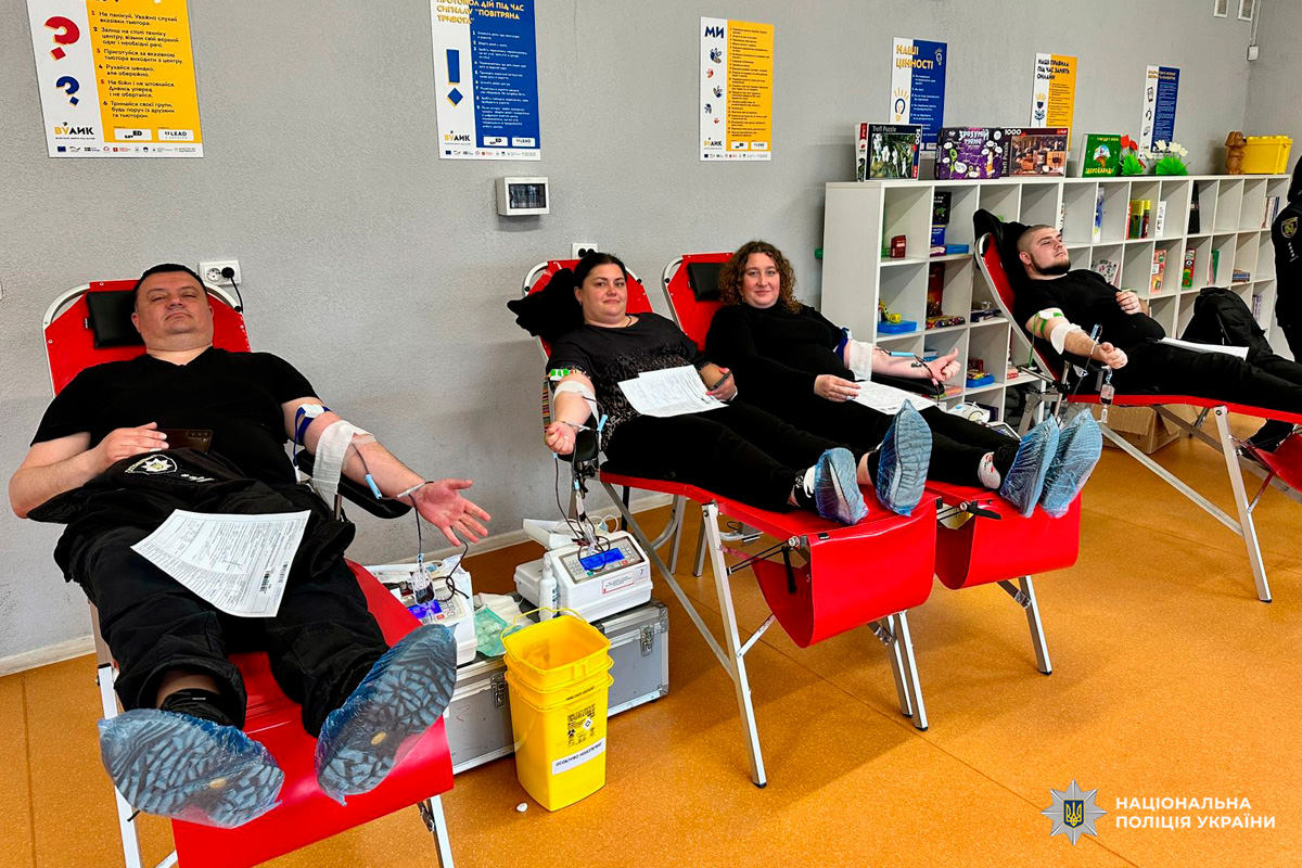 Кілька поліцейських одночасно здають кров у медичному закладі.