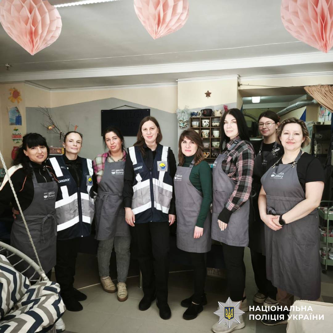 Поліцейські психологи Харківщини організували гончарну терапію для поранених захисників