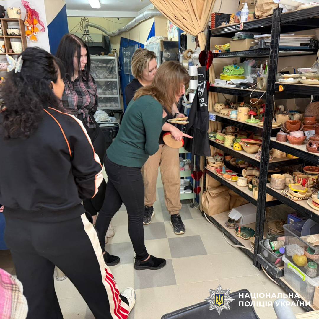 Поліцейські психологи Харківщини організували гончарну терапію для поранених захисників