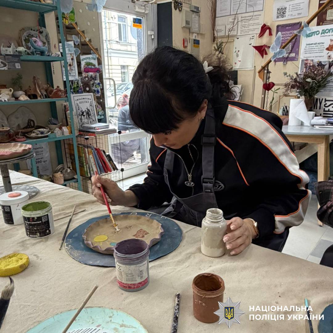 Поліцейські психологи Харківщини організували гончарну терапію для поранених захисників