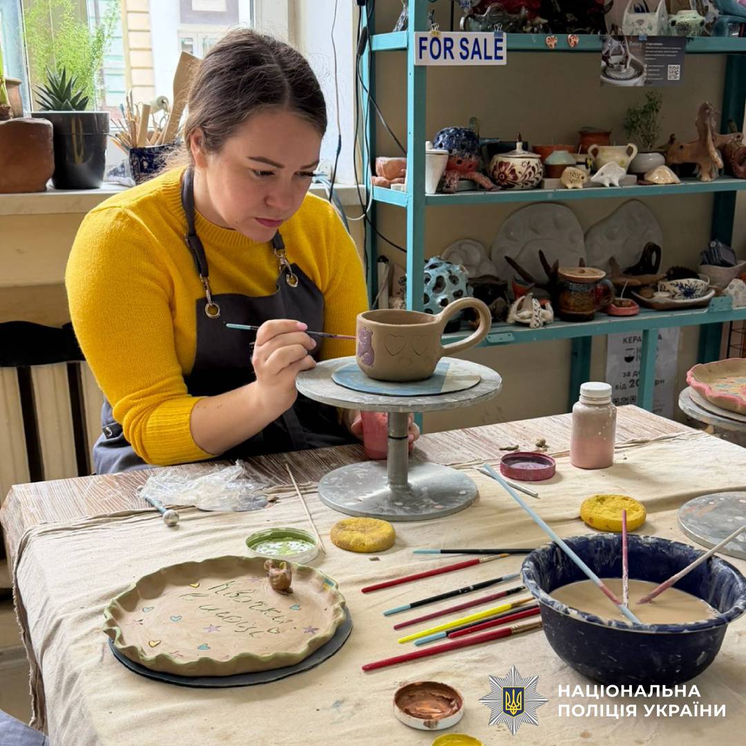 Поліцейські психологи Харківщини організували гончарну терапію для поранених захисників