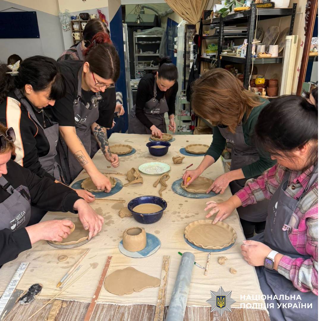 Поліцейські психологи Харківщини організували гончарну терапію для поранених захисників