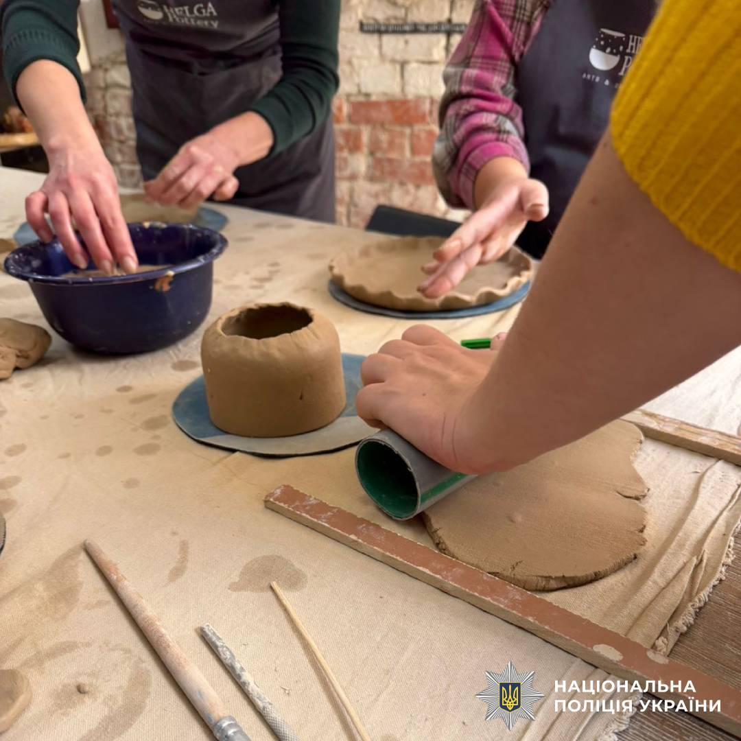 Поліцейські психологи Харківщини організували гончарну терапію для поранених захисників