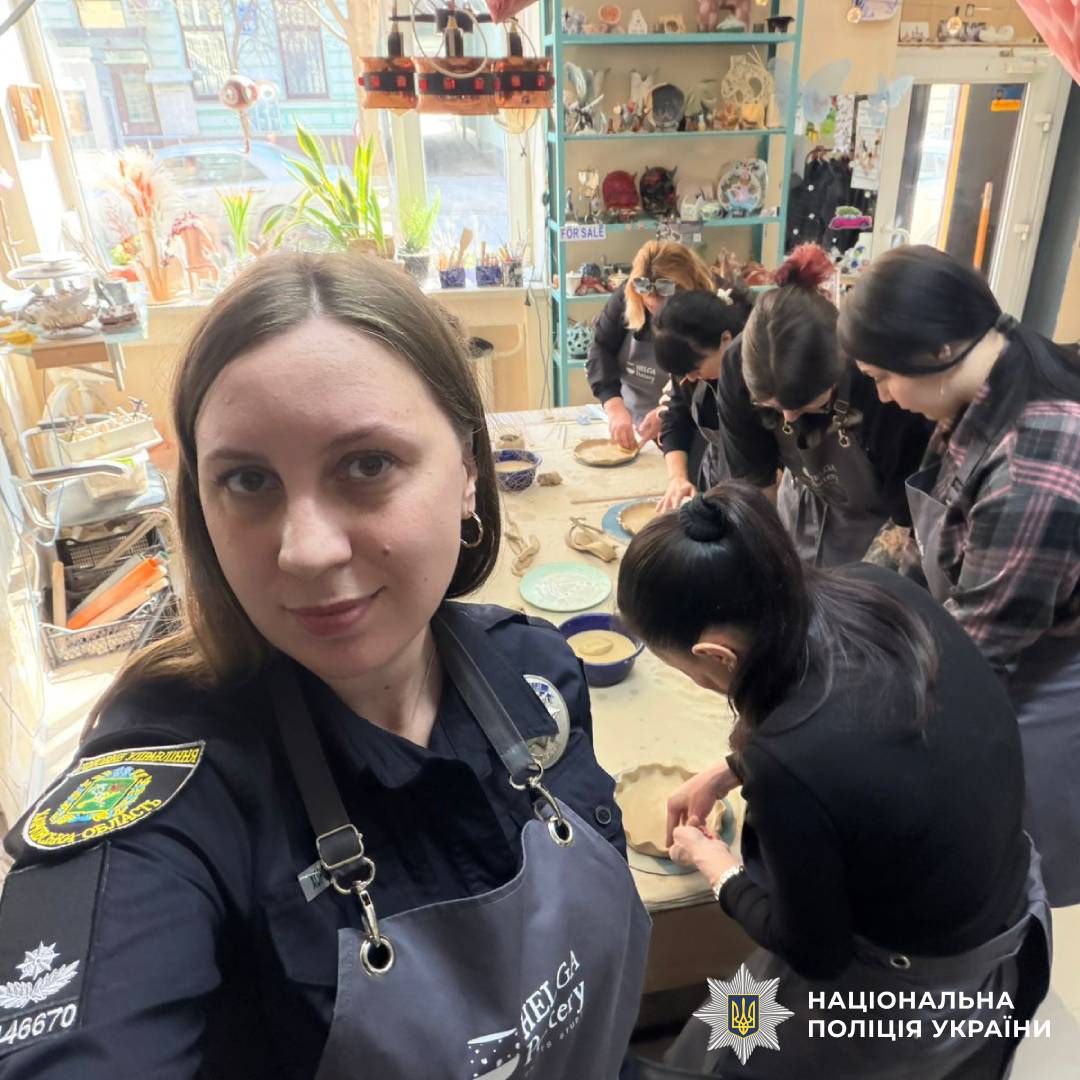 Поліцейські психологи Харківщини організували гончарну терапію для поранених захисників