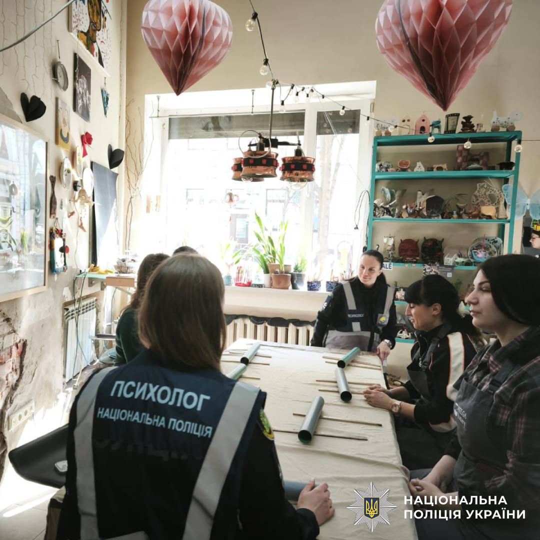 Поліцейські психологи Харківщини організували гончарну терапію для поранених захисників