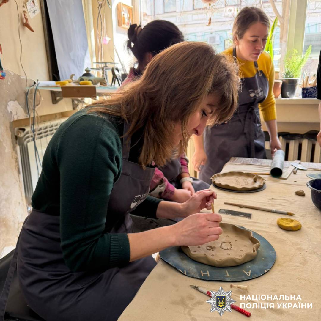Поліцейські психологи Харківщини організували гончарну терапію для поранених захисників
