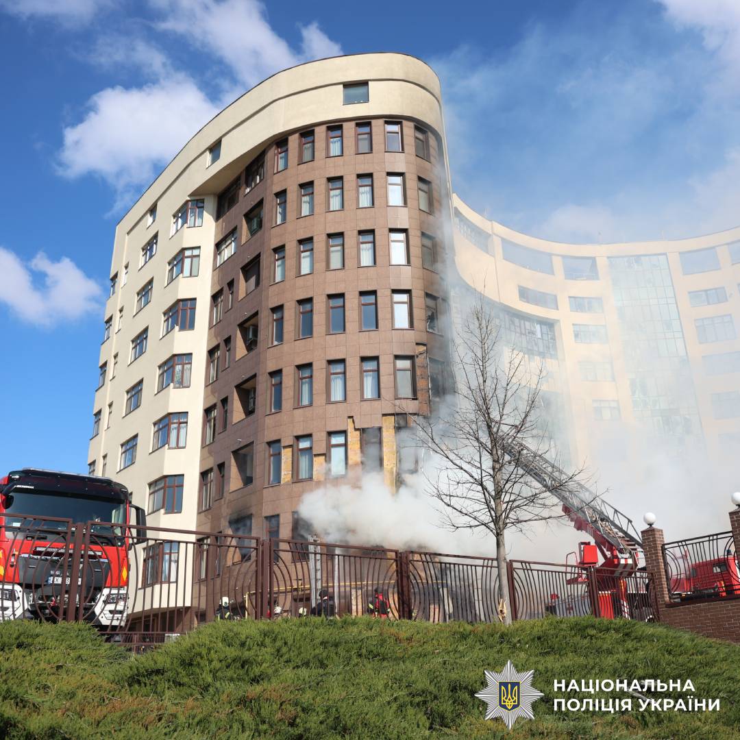 Через російський обстріл по місту Харків постраждали дві жінки: поліцейські документують наслідки воєнного злочину