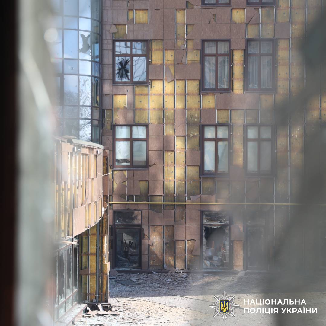 Через російський обстріл по місту Харків постраждали дві жінки: поліцейські документують наслідки воєнного злочину