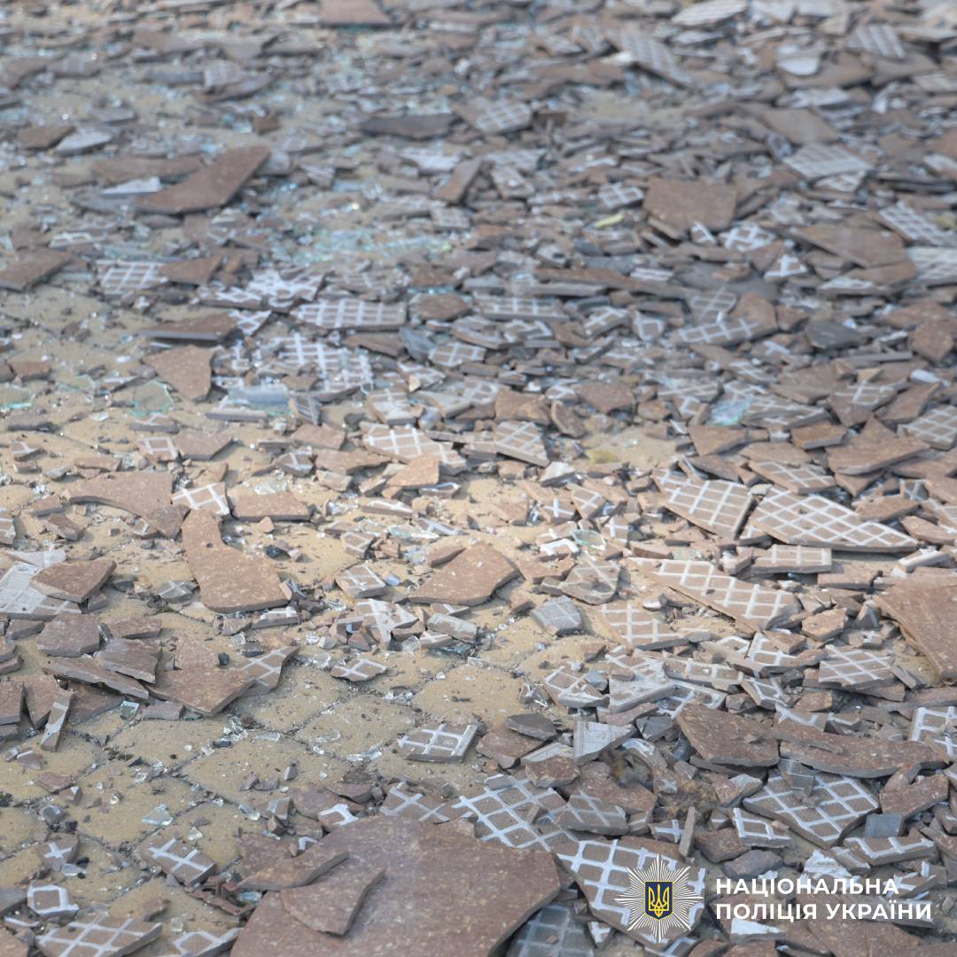 Через російський обстріл по місту Харків постраждали дві жінки: поліцейські документують наслідки воєнного злочину