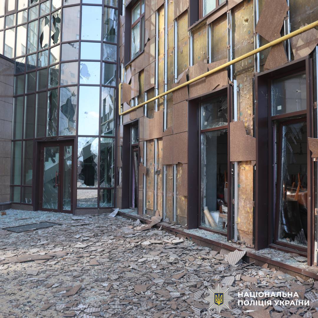 Через російський обстріл по місту Харків постраждали дві жінки: поліцейські документують наслідки воєнного злочину