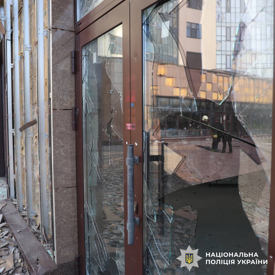 Через російський обстріл по місту Харків постраждали дві жінки: поліцейські документують наслідки воєнного злочину