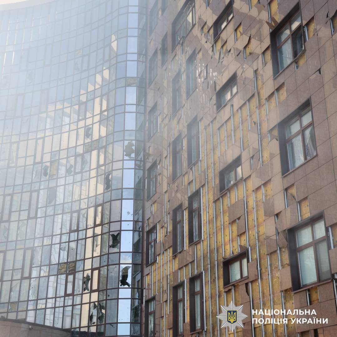 Через російський обстріл по місту Харків постраждали дві жінки: поліцейські документують наслідки воєнного злочину