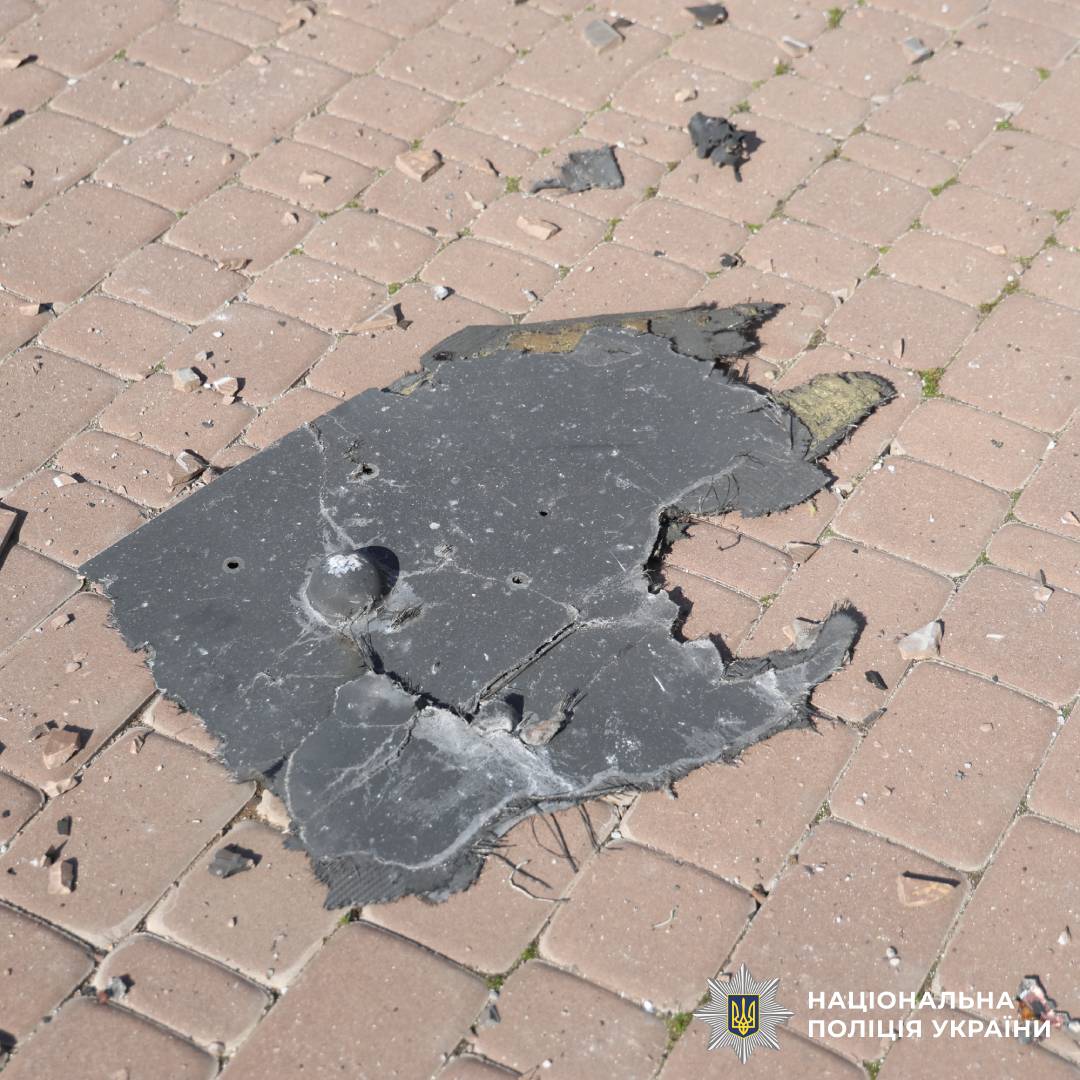 Через російський обстріл по місту Харків постраждали дві жінки: поліцейські документують наслідки воєнного злочину