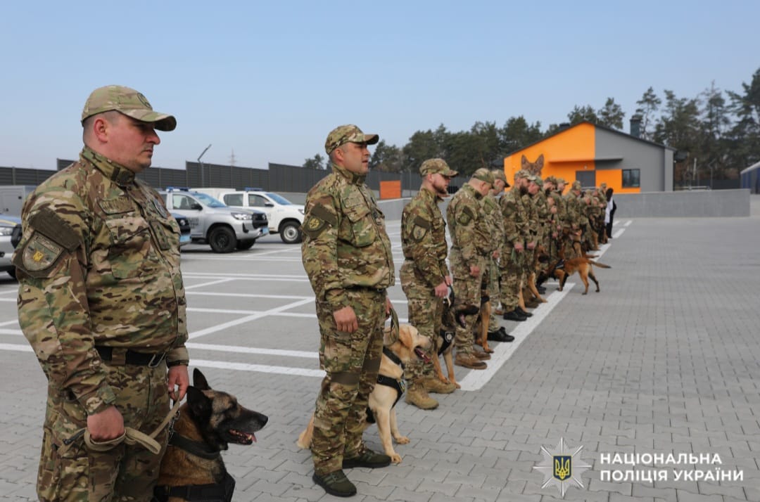 На фото правоохоронці під час заходу.
