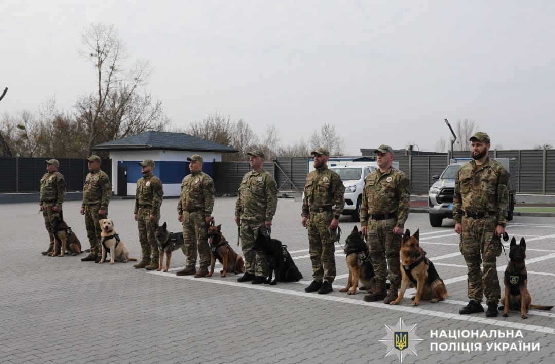 На фото правоохоронці під час заходу.