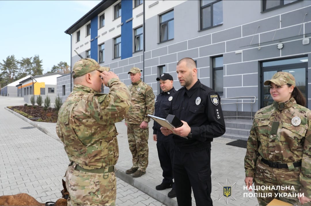 На фото правоохоронці під час заходу.
